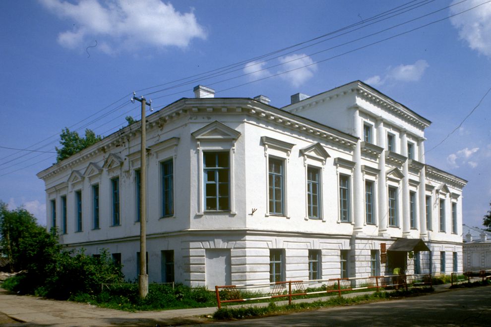 Kargopol
Russia. Arkhangelsk Region. Kargopol District
Administrative building (prisutstvennye mesta)
1999-07-01
© Photographs by William Brumfield