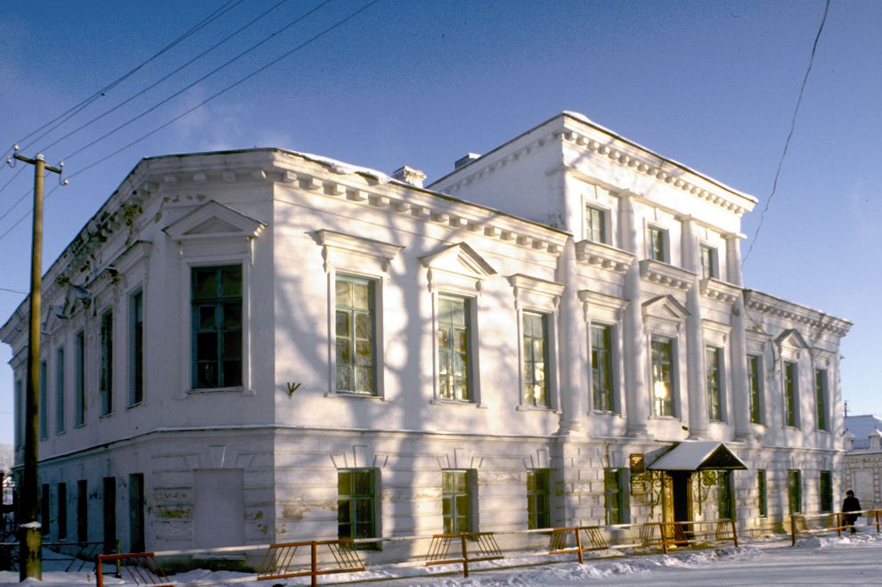 Kargopol
Russia. Arkhangelsk Region. Kargopol District
Administrative building (prisutstvennye mesta)
1999-11-25
© Photographs by William Brumfield