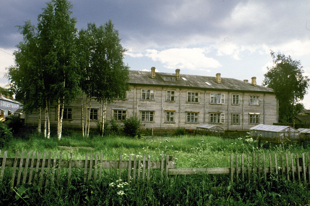 Kargopol
Russia. Arkhangelsk Region. Kargopol District
Wooden house
Wooden apartment building
1999-07-01
© Photographs by William Brumfield