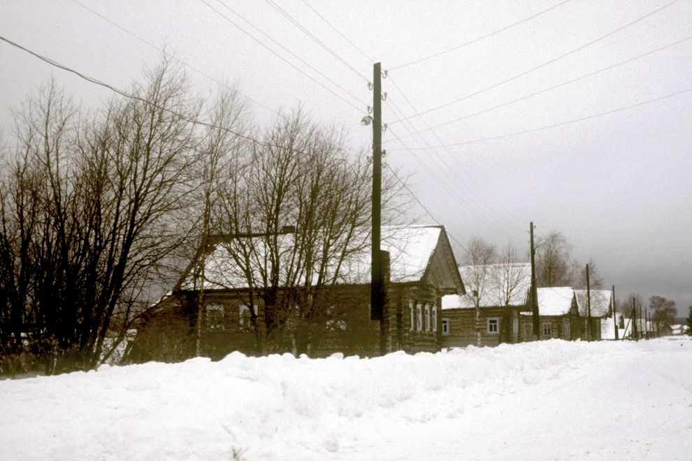 Река (Погост Наволочный), д. (Ошевенское МО)
Россия. Архангельская обл.. Каргопольский р-н
Бревенчатые дома
1998-02-28
© Фотография Уильяма Брумфилда