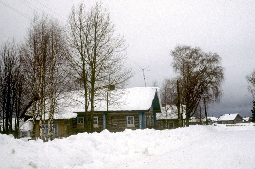 Река (Погост Наволочный), д. (Ошевенское МО)
Россия. Архангельская обл.. Каргопольский р-н
Бревенчатые дома
1998-02-28
© Фотографии Уильяма Брумфилда