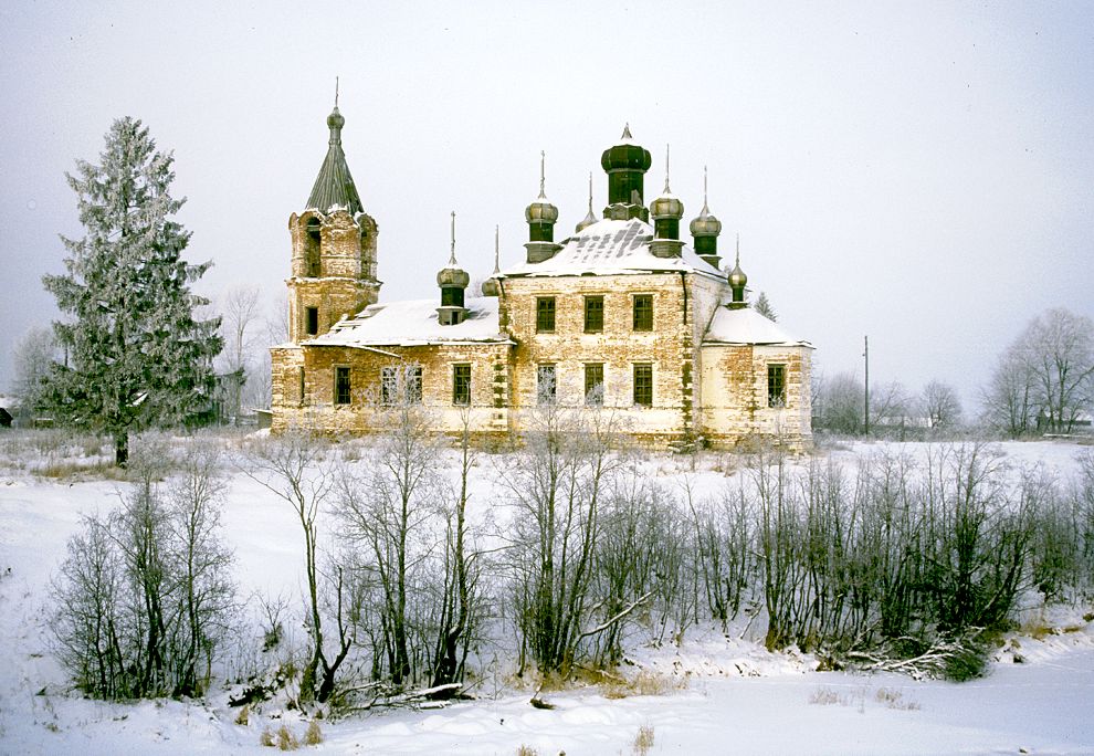 Reka (Pogost Navolochnii)
Russia. Arkhangelsk Region. Kargopol District
Church of Saint George 30a
1999-11-27
© Photographs by William Brumfield