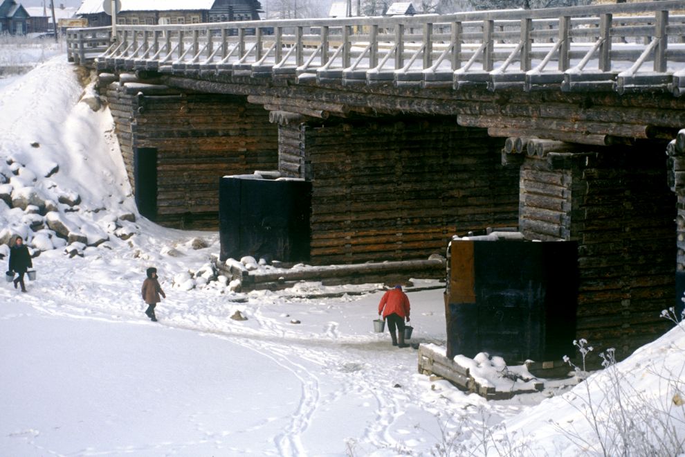 Reka (Pogost Navolochnii)
Russia. Arkhangelsk Region. Kargopol District
Log bridge over Chur`ega river
1999-11-27
© Photographs by William Brumfield