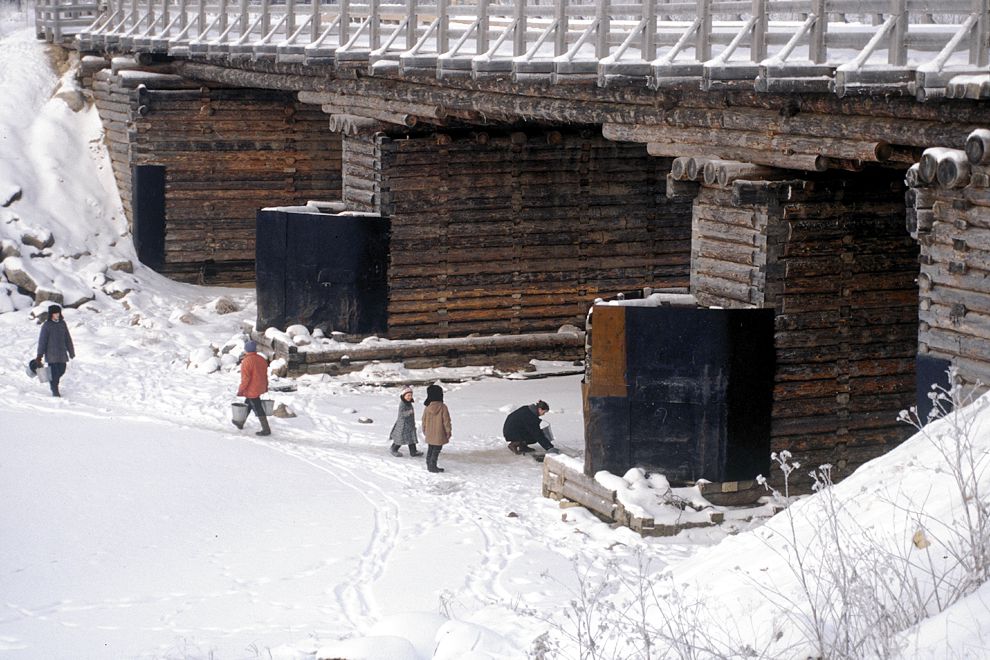 Reka (Pogost Navolochnii)
Russia. Arkhangelsk Region. Kargopol District
Log bridge over Chur`ega river
1999-11-27
© Photographs by William Brumfield