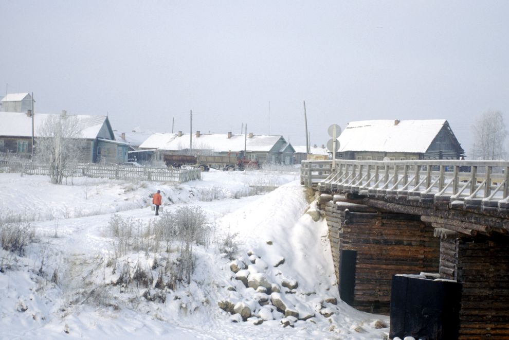 Reka (Pogost Navolochnii)
Russia. Arkhangelsk Region. Kargopol District
Log bridge over Chur`ega river
1999-11-27
© Photographs by William Brumfield