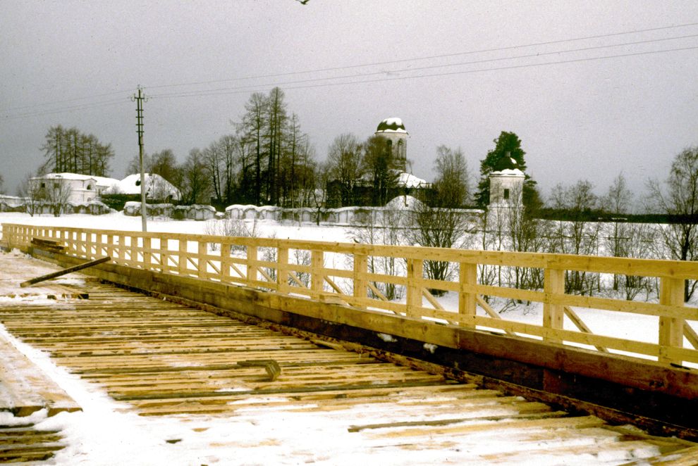 Oshevensk
Russia. Arkhangelsk Region. Kargopol District
Log bridge over Chur`ega River
1998-02-28
© Photographs by William Brumfield