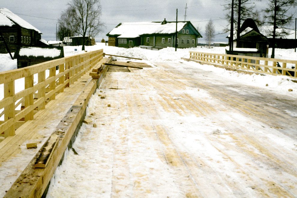 Oshevensk
Russia. Arkhangelsk Region. Kargopol District
Log bridge over Chur`ega River
1998-02-28
© Photographs by William Brumfield