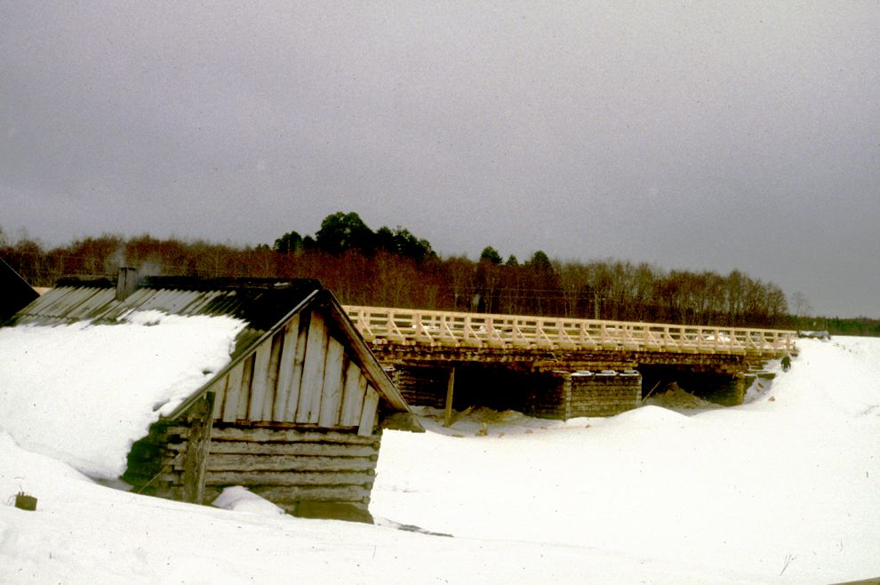 Oshevensk
Russia. Arkhangelsk Region. Kargopol District
Log bridge over Chur`ega River
1998-02-28
© Photographs by William Brumfield