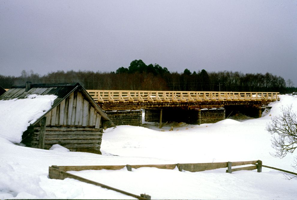 Oshevensk
Russia. Arkhangelsk Region. Kargopol District
Log bridge over Chur`ega River
1998-02-28
© Photographs by William Brumfield