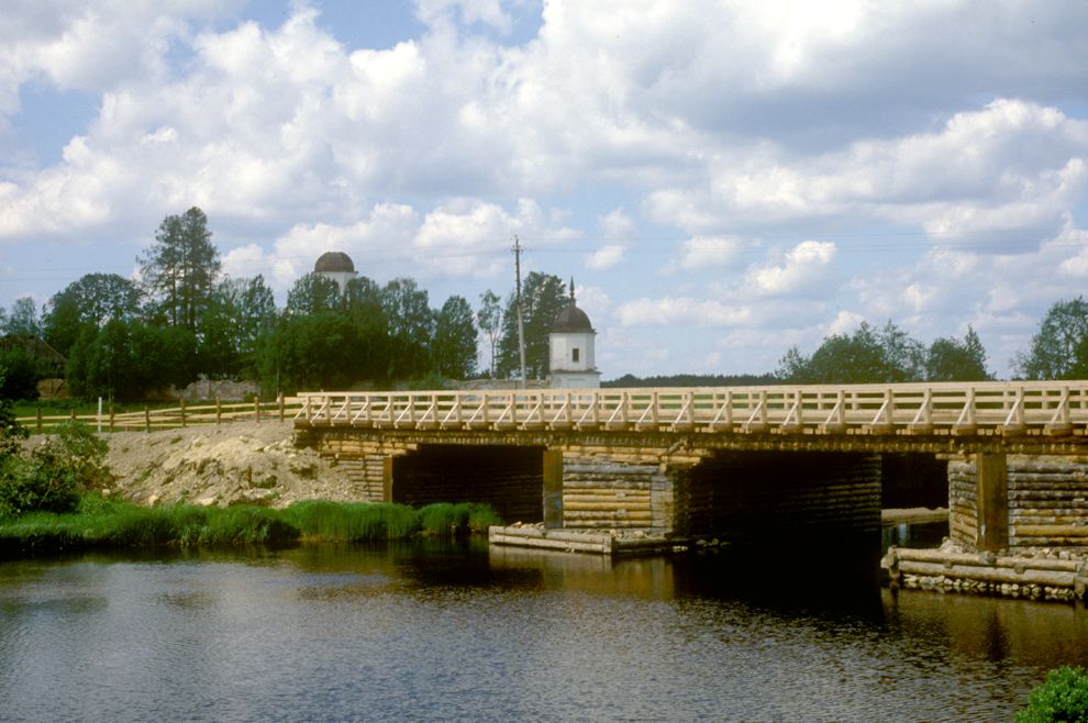 Oshevensk
Russia. Arkhangelsk Region. Kargopol District
Log bridge over Chur`ega River
1998-06-18
© Photographs by William Brumfield