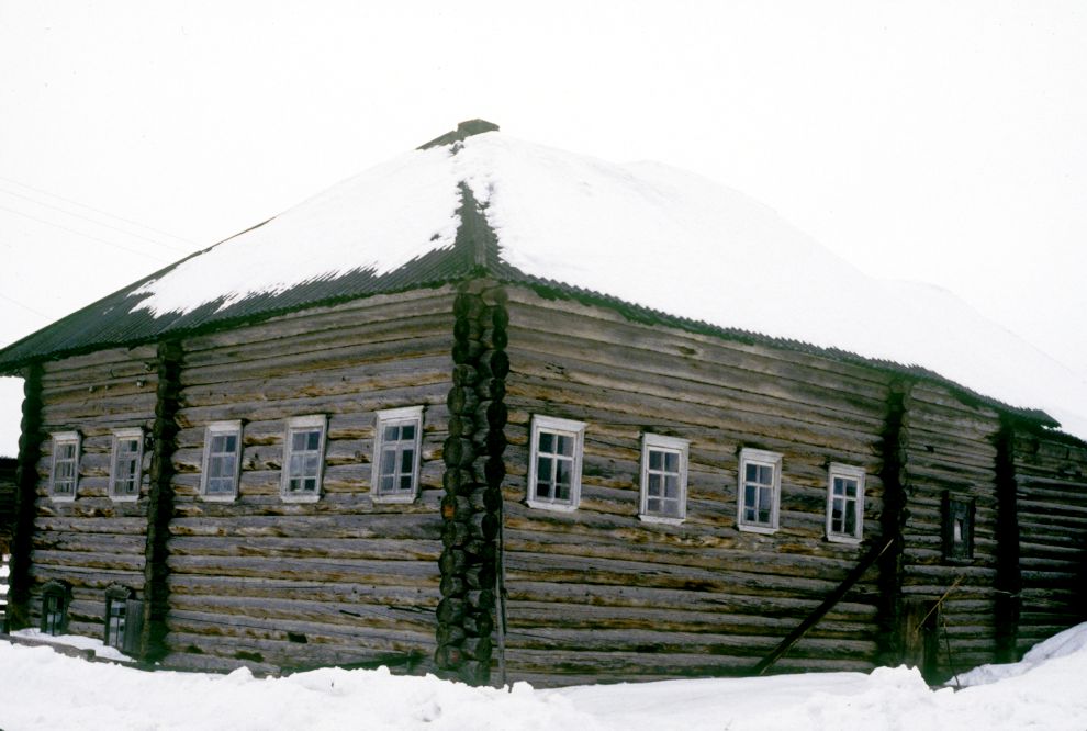 Pogost (one of 3 hamlets comprising village of Oshevensk)
Russia. Arkhangelsk Region. Kargopol District
Log house
1998-02-28
© Photographs by William Brumfield