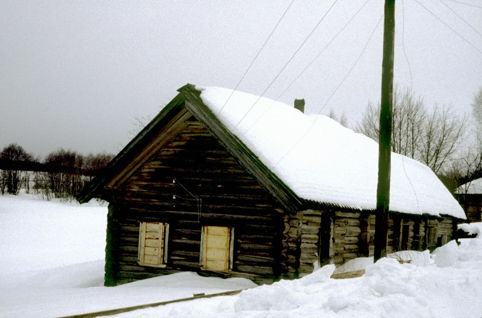 Pogost (one of 3 hamlets comprising village of Oshevensk)
Russia. Arkhangelsk Region. Kargopol District
Log hut
1998-02-28
© Photographs by William Brumfield