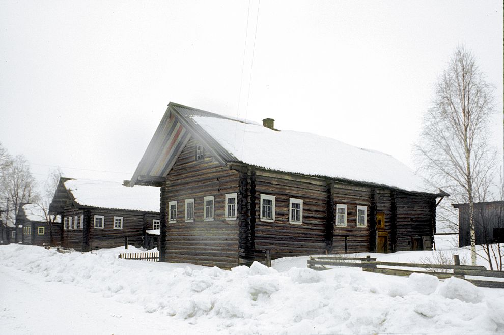 Pogost (one of 3 hamlets comprising village of Oshevensk)
Russia. Arkhangelsk Region. Kargopol District
Log house with painted eaves
1998-02-28
© Photographs by William Brumfield