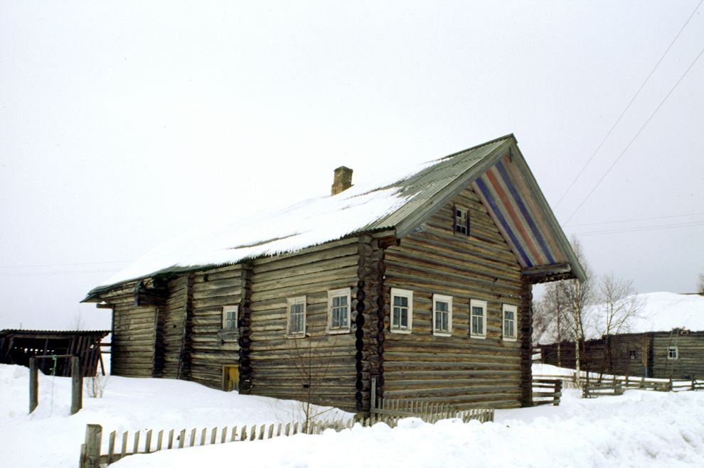 Pogost (one of 3 hamlets comprising village of Oshevensk)
Russia. Arkhangelsk Region. Kargopol District
Log house with painted eaves
1998-02-28
© Photographs by William Brumfield