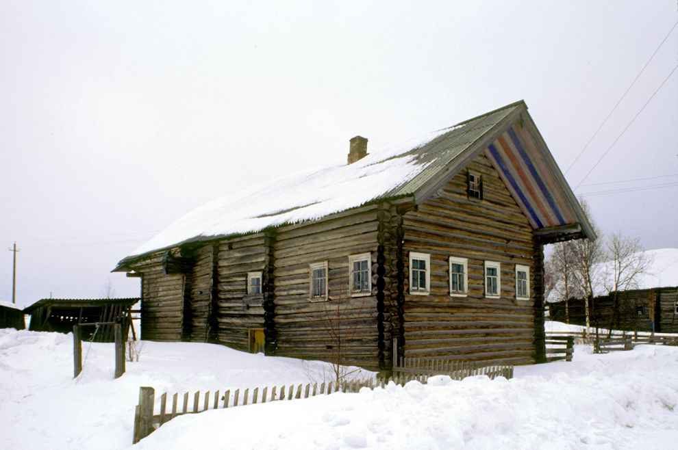 Pogost (one of 3 hamlets comprising village of Oshevensk)
Russia. Arkhangelsk Region. Kargopol District
Log house with painted eaves
1998-02-28
© Photographs by William Brumfield