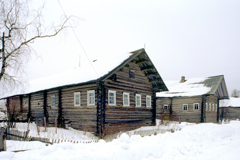 Pogost (one of 3 hamlets comprising village of Oshevensk)
Russia. Arkhangelsk Region. Kargopol District
Log house
1998-02-28
© Photographs by William Brumfield