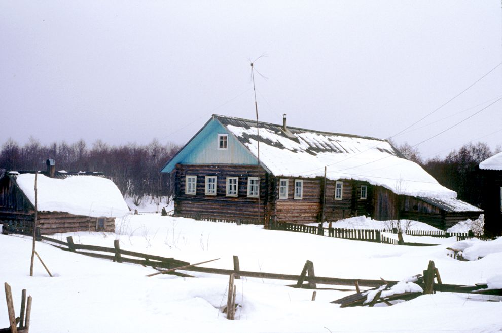 Pogost (one of 3 hamlets comprising village of Oshevensk)
Russia. Arkhangelsk Region. Kargopol District
Log house
1998-02-28
© Photographs by William Brumfield