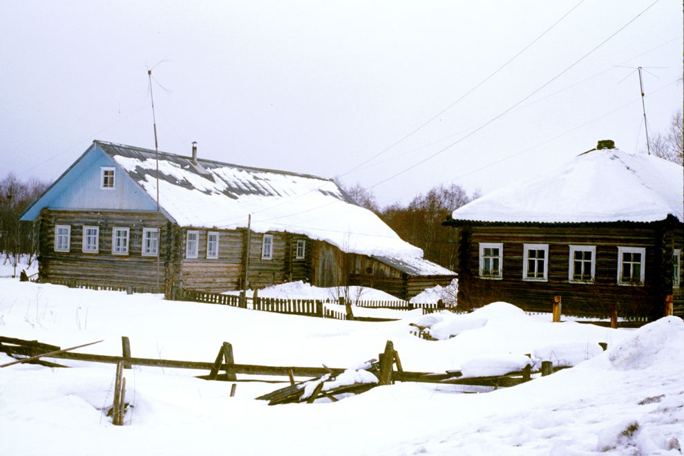 Pogost (one of 3 hamlets comprising village of Oshevensk)
Russia. Arkhangelsk Region. Kargopol District
Log house
1998-02-28
© Photographs by William Brumfield