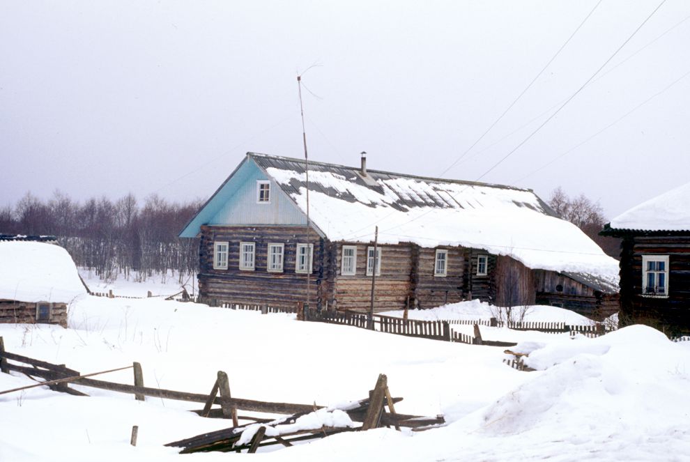 Pogost (one of 3 hamlets comprising village of Oshevensk)
Russia. Arkhangelsk Region. Kargopol District
Log house
1998-02-28
© Photographs by William Brumfield