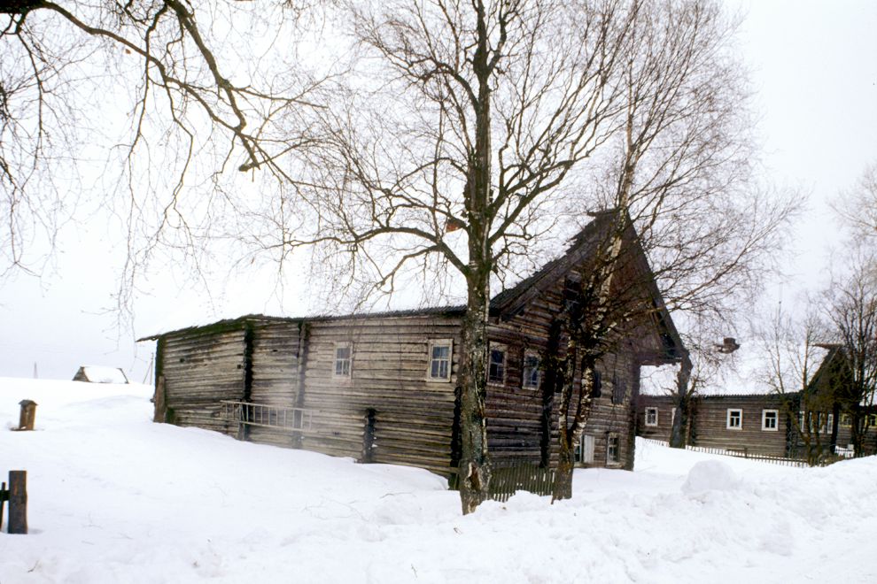 Pogost (one of 3 hamlets comprising village of Oshevensk)
Russia. Arkhangelsk Region. Kargopol District
Log house
1998-02-28
© Photographs by William Brumfield