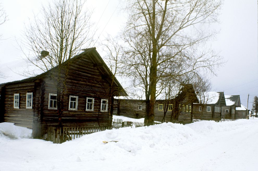 Pogost (one of 3 hamlets comprising village of Oshevensk)
Russia. Arkhangelsk Region. Kargopol District
Log house
1998-02-28
© Photographs by William Brumfield