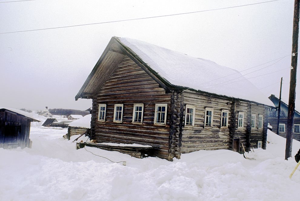 Pogost (one of 3 hamlets comprising village of Oshevensk)
Russia. Arkhangelsk Region. Kargopol District
Log house
1998-02-28
© Photographs by William Brumfield