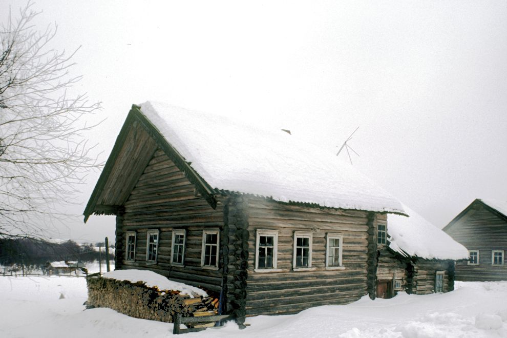 Pogost (one of 3 hamlets comprising village of Oshevensk)
Russia. Arkhangelsk Region. Kargopol District
Log house
1998-02-28
© Photographs by William Brumfield