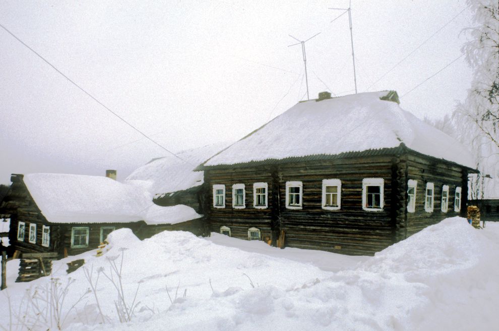 Погост, д. (Ошевенское МО)
Россия. Архангельская обл.. Каргопольский р-н
Бревенчатый дом с двухскатной крышей и амбаром
1998-02-28
© Фотографии Уильяма Брумфилда