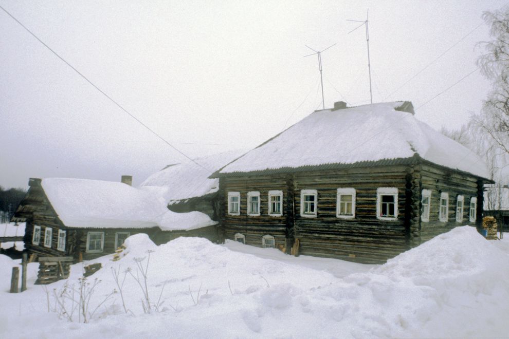 Погост, д. (Ошевенское МО)
Россия. Архангельская обл.. Каргопольский р-н
Бревенчатый дом с двухскатной крышей и амбаром
1998-02-28
© Фотографии Уильяма Брумфилда