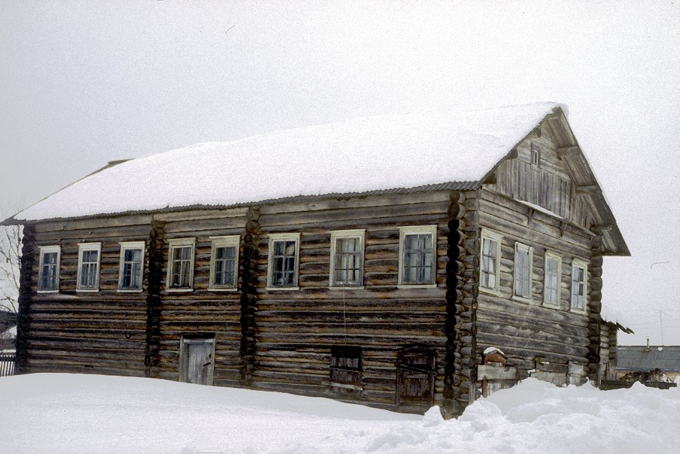 Pogost (one of 3 hamlets comprising village of Oshevensk)
Russia. Arkhangelsk Region. Kargopol District
Log house
1998-02-28
© Photographs by William Brumfield
