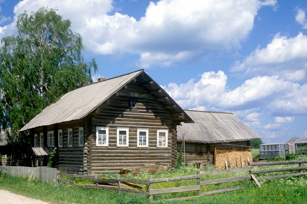 Погост, д. (Ошевенское МО)
Россия. Архангельская обл.. Каргопольский р-н
Бревенчатый дом с амбаром
1998-06-18
© Фотографии Уильяма Брумфилда