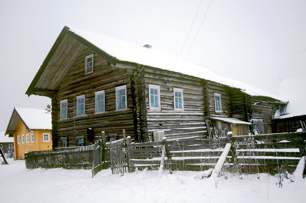 Shiriaikha (one of 3 hamlets comprising village of Oshevensk)
Russia. Arkhangelsk Region. Kargopol District
Log house
1999-11-27
© Photographs by William Brumfield