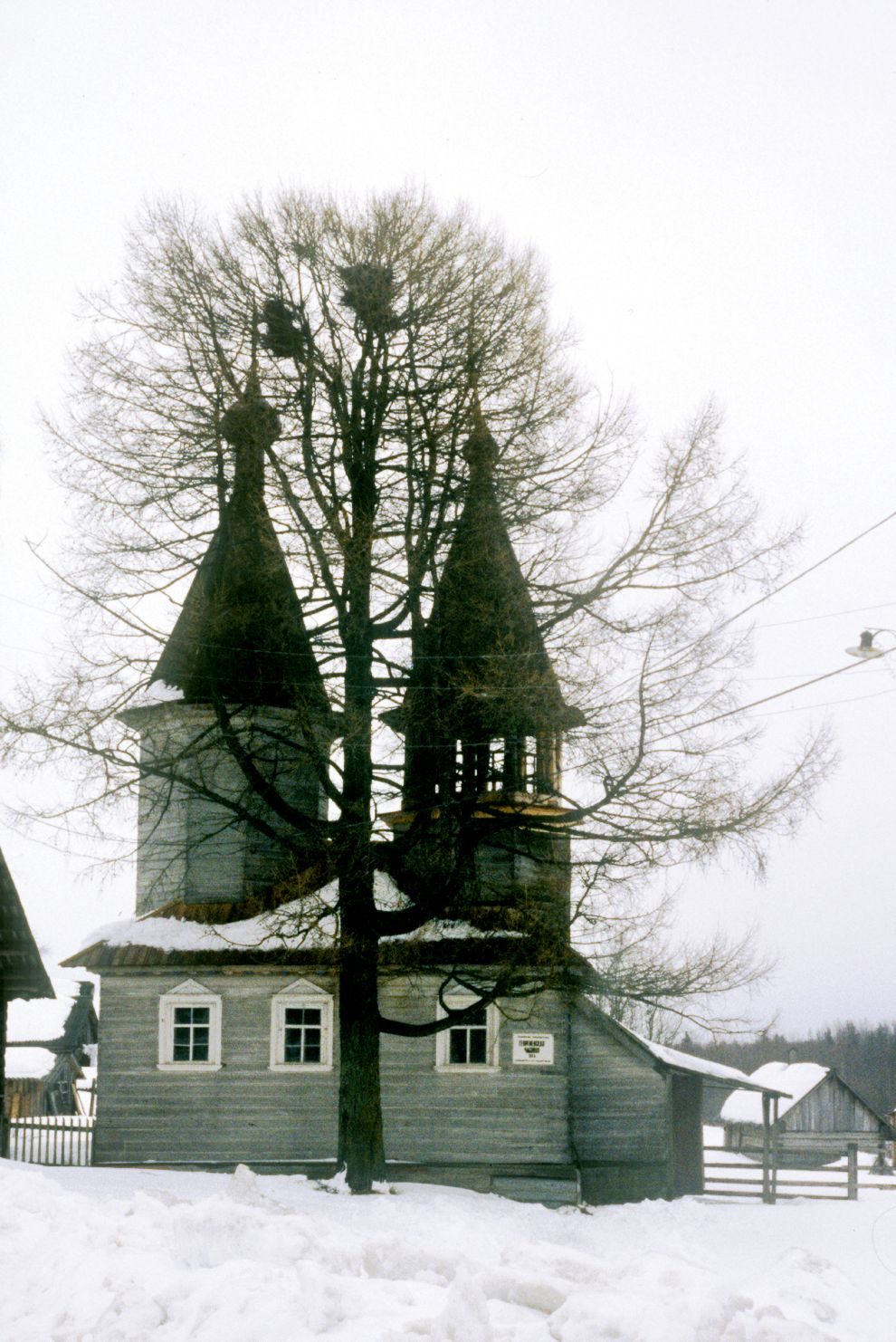 Niz (one of 3 hamlets comprising village of Oshevensk)
Russia. Arkhangelsk Region. Kargopol District
Chapel of Saint George
1998-02-28
© Photographs by William Brumfield