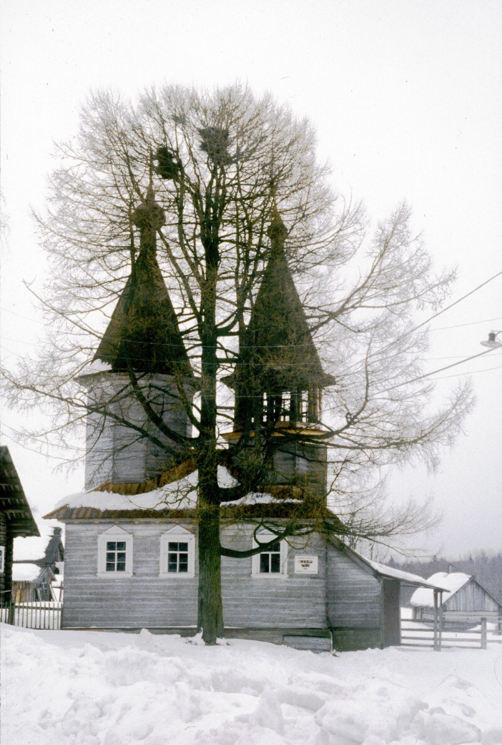 Niz (one of 3 hamlets comprising village of Oshevensk)
Russia. Arkhangelsk Region. Kargopol District
Chapel of Saint George
1998-02-28
© Photographs by William Brumfield