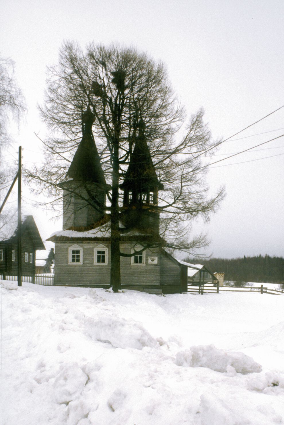 Niz (one of 3 hamlets comprising village of Oshevensk)
Russia. Arkhangelsk Region. Kargopol District
Chapel of Saint George
1998-02-28
© Photographs by William Brumfield