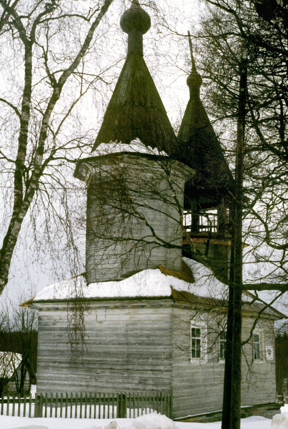 Niz (one of 3 hamlets comprising village of Oshevensk)
Russia. Arkhangelsk Region. Kargopol District
Chapel of Saint George
1998-02-28
© Photograph by William Brumfield