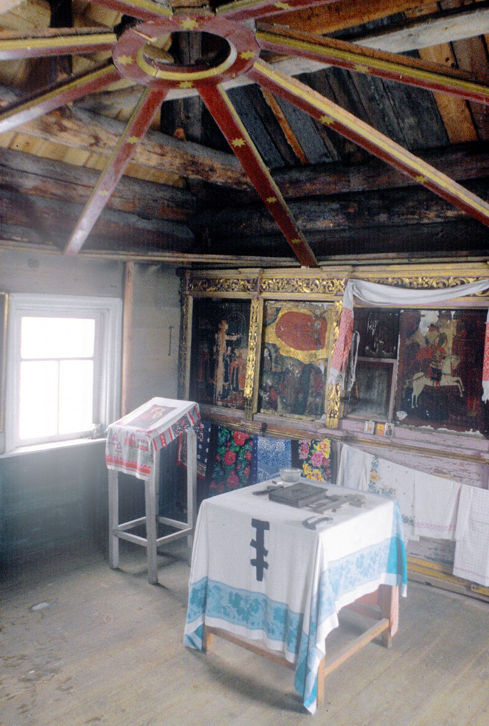 Niz (one of 3 hamlets comprising village of Oshevensk)
Russia. Arkhangelsk Region. Kargopol District
Chapel of Saint George
Interior. Iconostasis; empty frame of painted ceiling (Nebo)
1998-02-28
© Photographs by William Brumfield