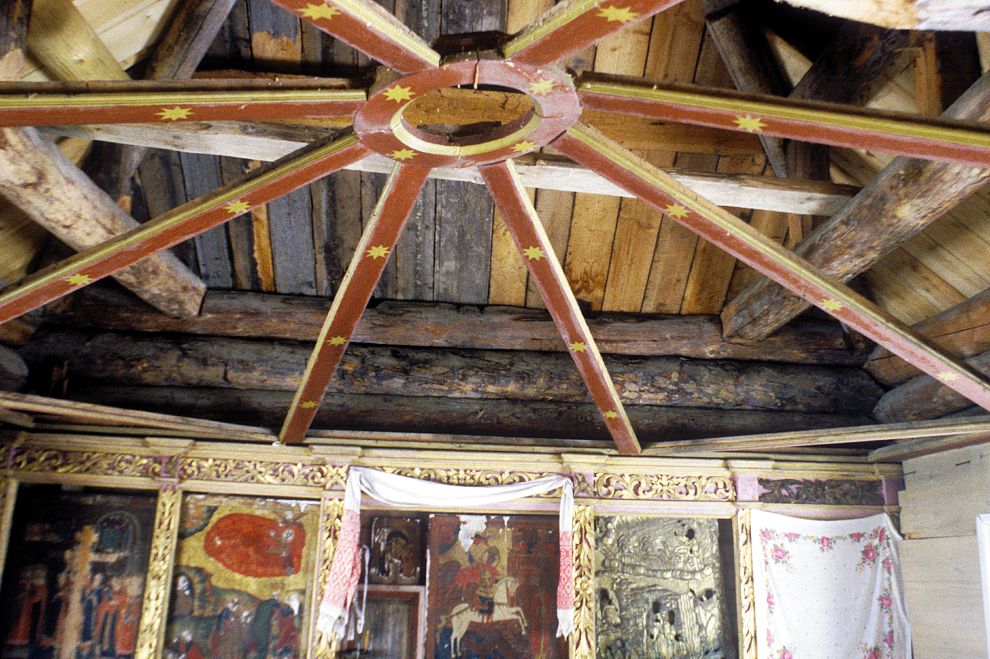 Niz (one of 3 hamlets comprising village of Oshevensk)
Russia. Arkhangelsk Region. Kargopol District
Chapel of Saint George
Interior. Iconostasis; empty frame of painted ceiling (Nebo)
1998-02-28
© Photographs by William Brumfield