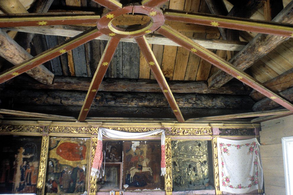 Niz (one of 3 hamlets comprising village of Oshevensk)
Russia. Arkhangelsk Region. Kargopol District
Chapel of Saint George
Interior. Iconostasis; empty frame of painted ceiling (Nebo)
1998-02-28
© Photographs by William Brumfield