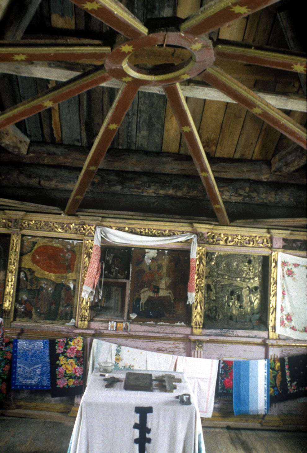 Niz (one of 3 hamlets comprising village of Oshevensk)
Russia. Arkhangelsk Region. Kargopol District
Chapel of Saint George
Interior. Iconostasis; empty frame of painted ceiling (Nebo)
1998-02-28
© Photographs by William Brumfield