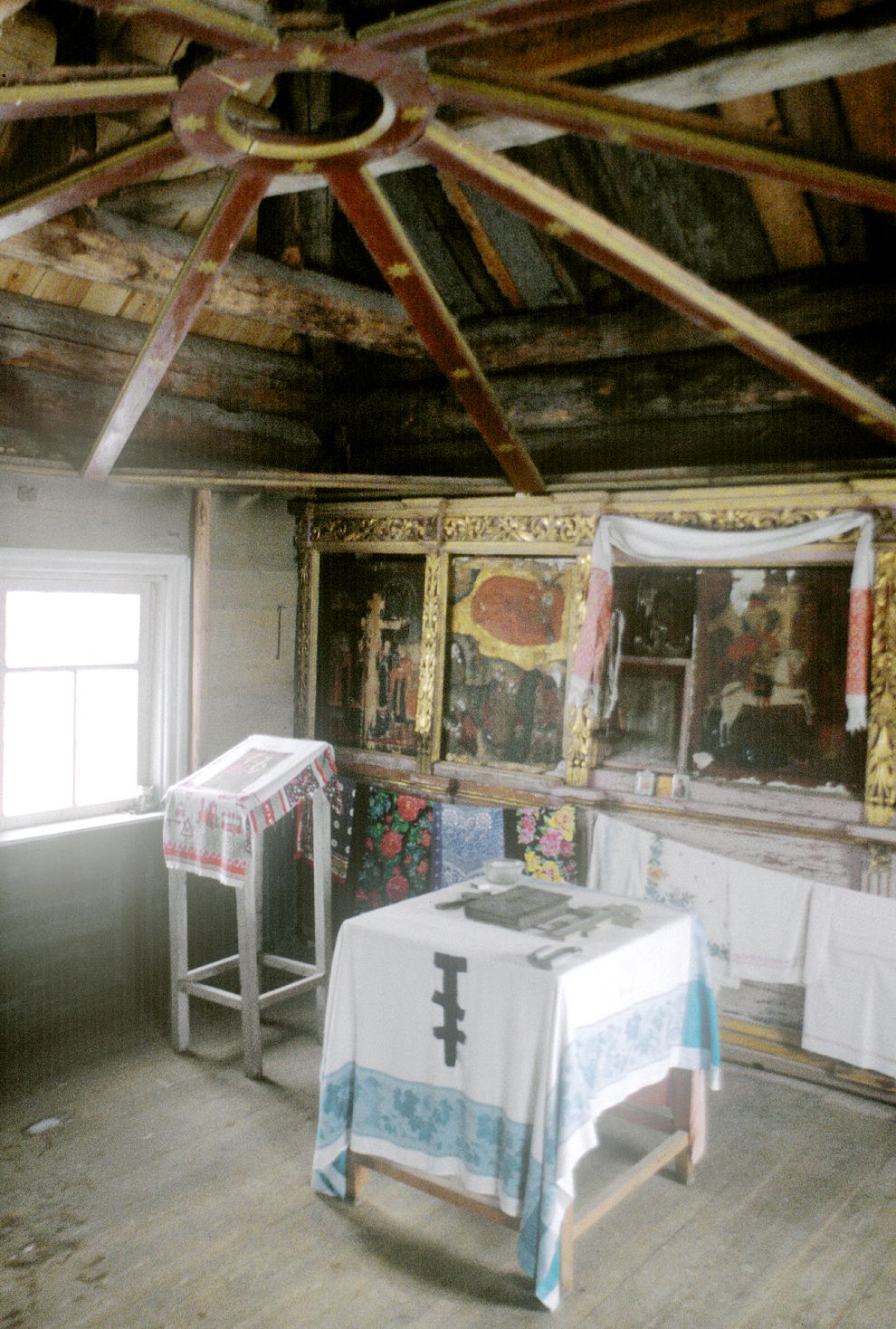 Niz (one of 3 hamlets comprising village of Oshevensk)
Russia. Arkhangelsk Region. Kargopol District
Chapel of Saint George
Interior. Iconostasis; empty frame of painted ceiling (Nebo)
1998-02-28
© Photographs by William Brumfield