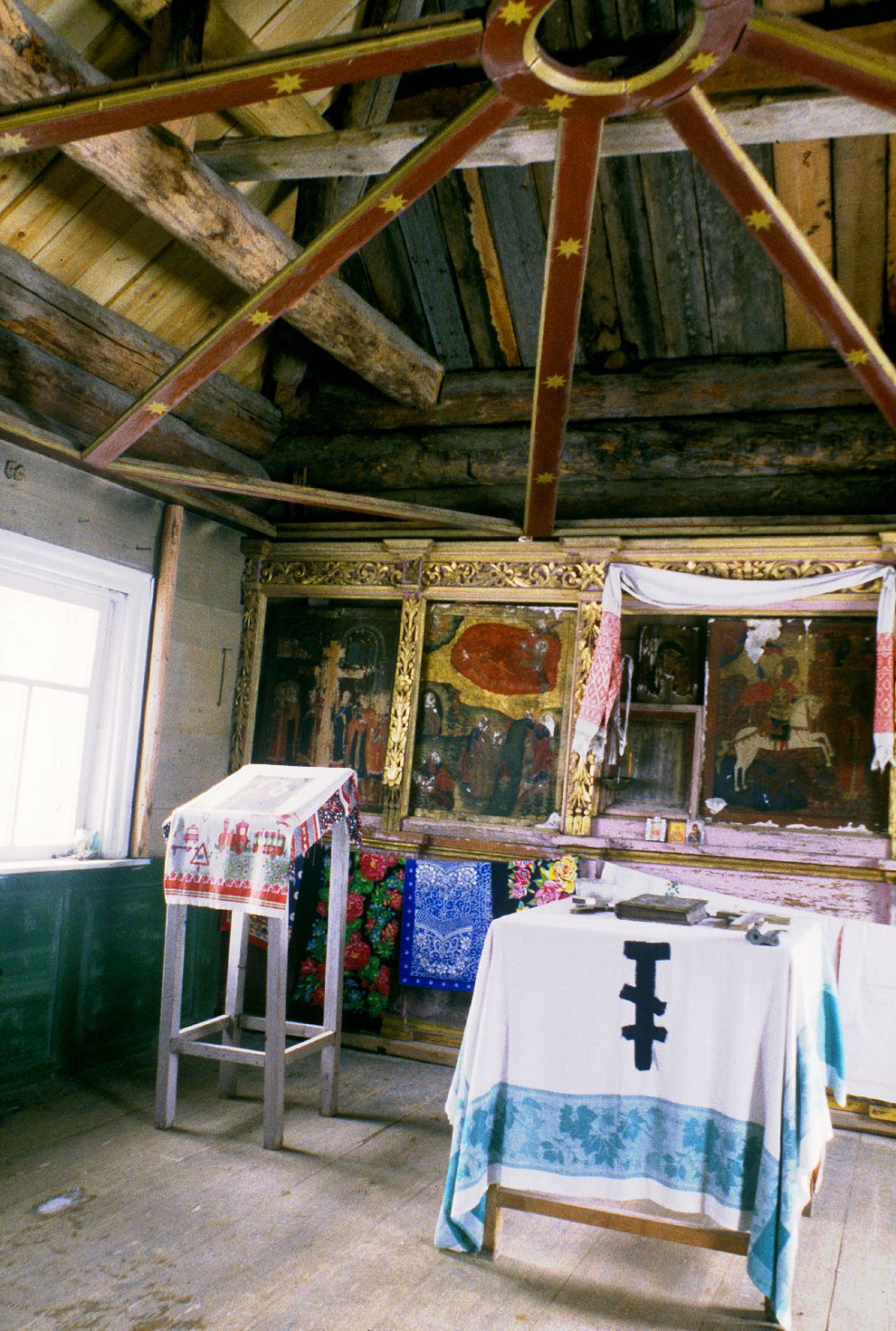 Niz (one of 3 hamlets comprising village of Oshevensk)
Russia. Arkhangelsk Region. Kargopol District
Chapel of Saint George
Interior. Iconostasis; empty frame of painted ceiling (Nebo)
1998-02-28
© Photographs by William Brumfield