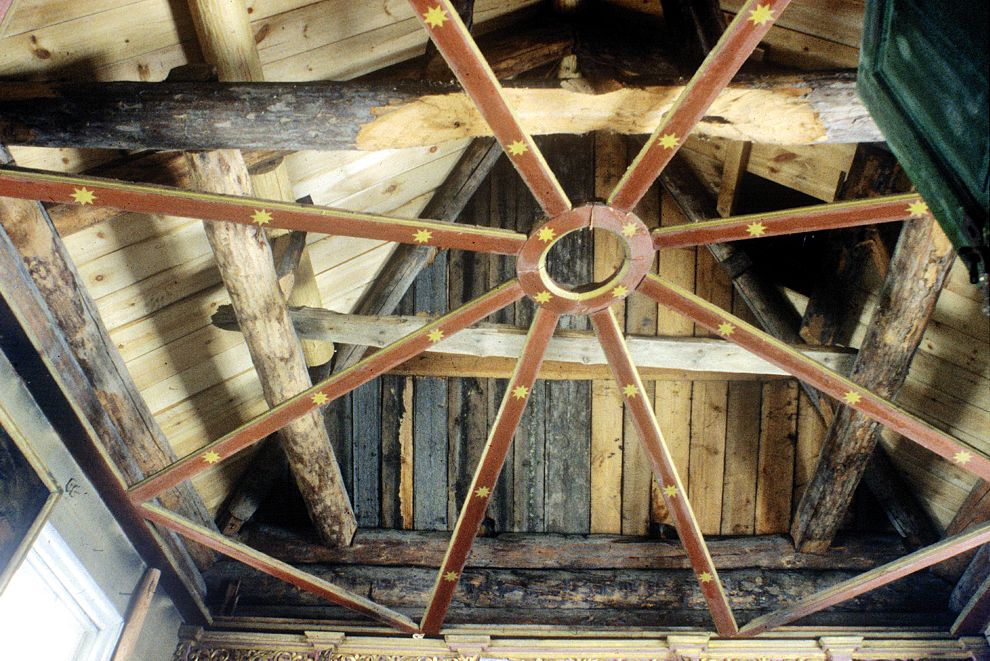 Niz (one of 3 hamlets comprising village of Oshevensk)
Russia. Arkhangelsk Region. Kargopol District
Chapel of Saint George
Interior. Empty frame of painted ceiling (Nebo)
1998-02-28
© Photographs by William Brumfield