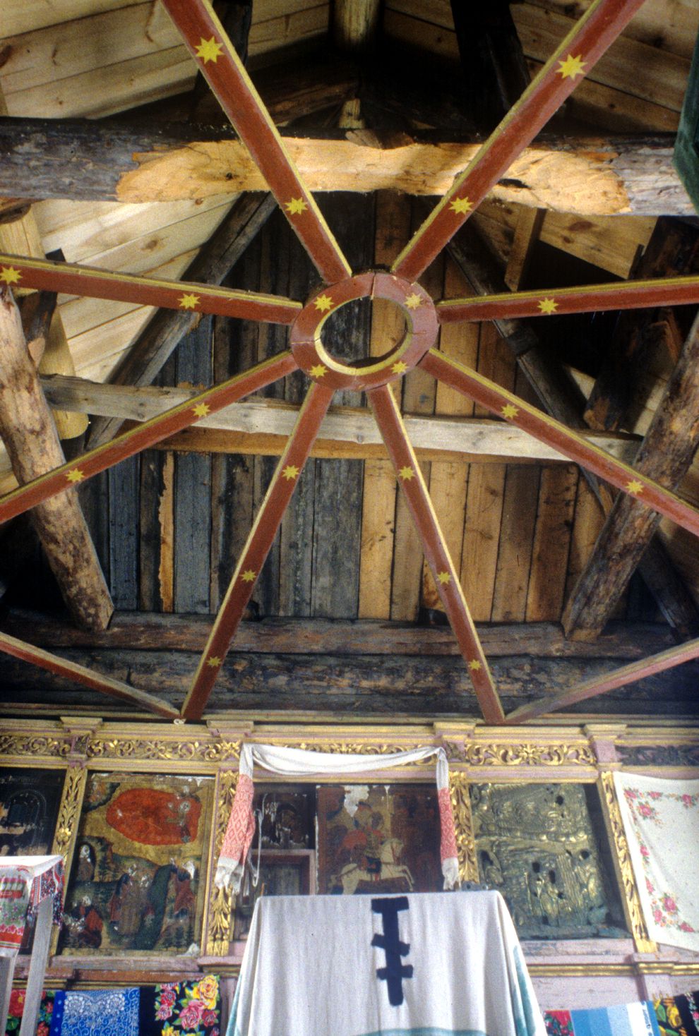 Niz (one of 3 hamlets comprising village of Oshevensk)
Russia. Arkhangelsk Region. Kargopol District
Chapel of Saint George
Interior. Iconostasis; empty frame of painted ceiling (Nebo)
1998-02-28
© Photographs by William Brumfield