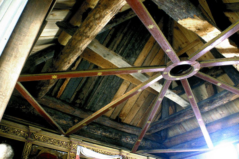 Niz (one of 3 hamlets comprising village of Oshevensk)
Russia. Arkhangelsk Region. Kargopol District
Chapel of Saint George
Interior. Empty frame of painted ceiling (Nebo)
1998-02-28
© Photographs by William Brumfield