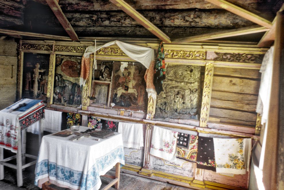 Niz (one of 3 hamlets comprising village of Oshevensk)
Russia. Arkhangelsk Region. Kargopol District
Chapel of Saint George
Interior. Iconostasis
1998-06-18
© Photographs by William Brumfield