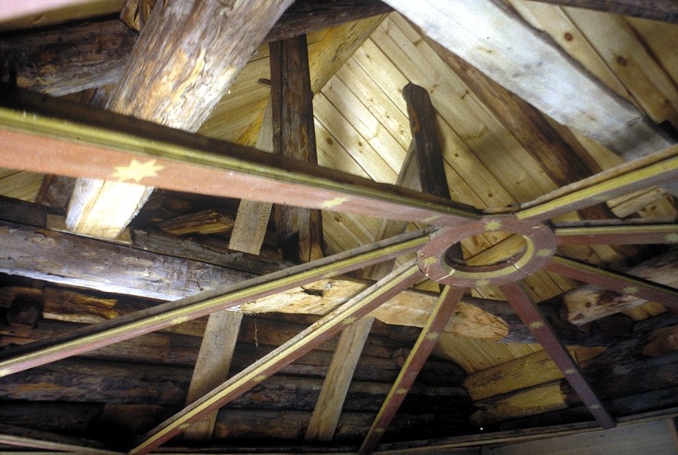 Niz (one of 3 hamlets comprising village of Oshevensk)
Russia. Arkhangelsk Region. Kargopol District
Chapel of Saint George
Interior. Empty frame of painted ceiling (Nebo)
1998-06-18
© Photographs by William Brumfield