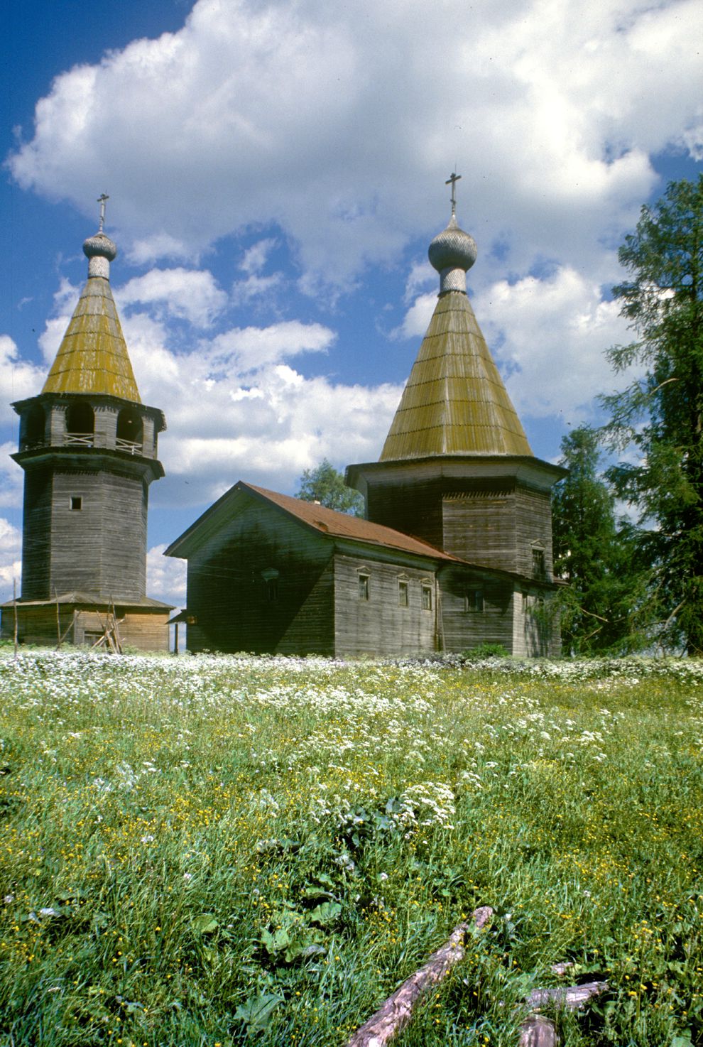 Pogost (one of 3 hamlets comprising village of Oshevensk)
Russia. Arkhangelsk Region. Kargopol District
Church of the Epiphany
Church and bell tower
1998-06-18
© Photographs by William Brumfield