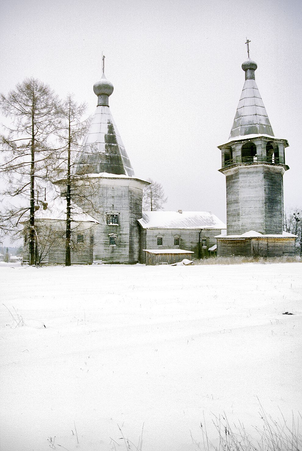 Pogost (one of 3 hamlets comprising village of Oshevensk)
Russia. Arkhangelsk Region. Kargopol District
Church of the Epiphany
Church and bell tower
1999-11-27
© Photographs by William Brumfield