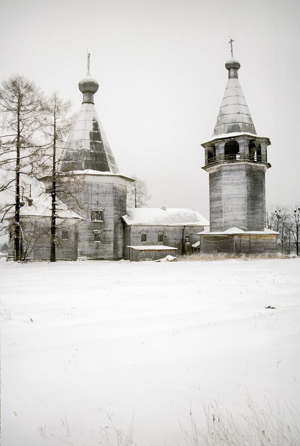 Pogost (one of 3 hamlets comprising village of Oshevensk)
Russia. Arkhangelsk Region. Kargopol District
Church of the Epiphany
Church and bell tower
1999-11-27
© Photographs by William Brumfield